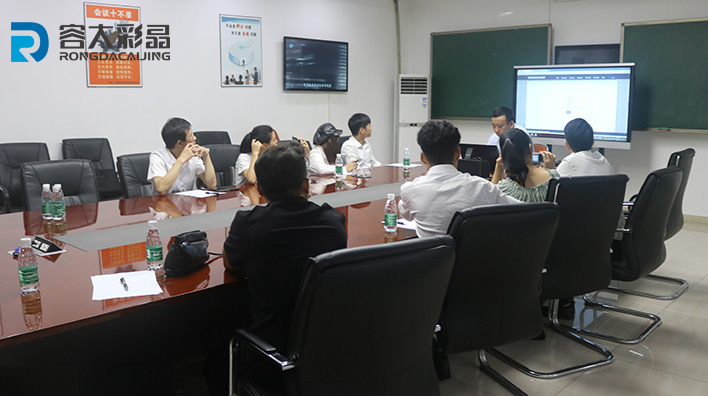 Rongda Colour Crystal Technology Director trains customer team on the software and hardware usage of multi-media touch-in-one machine！